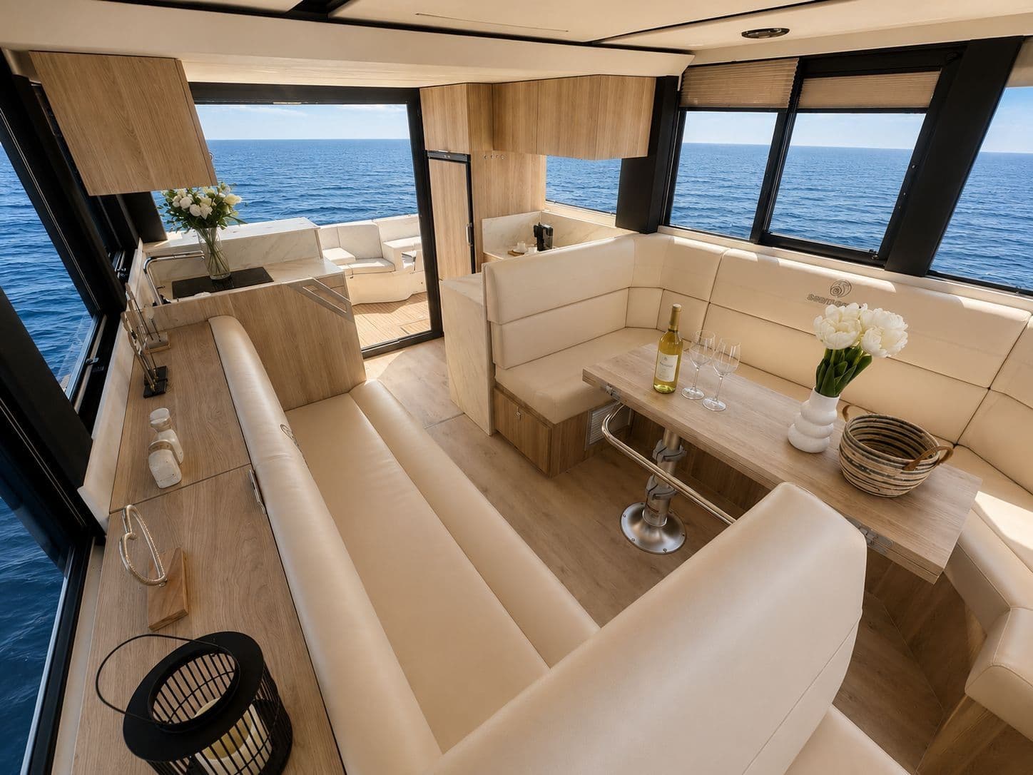 Seamaster 45 — Salon et espace repas actuels