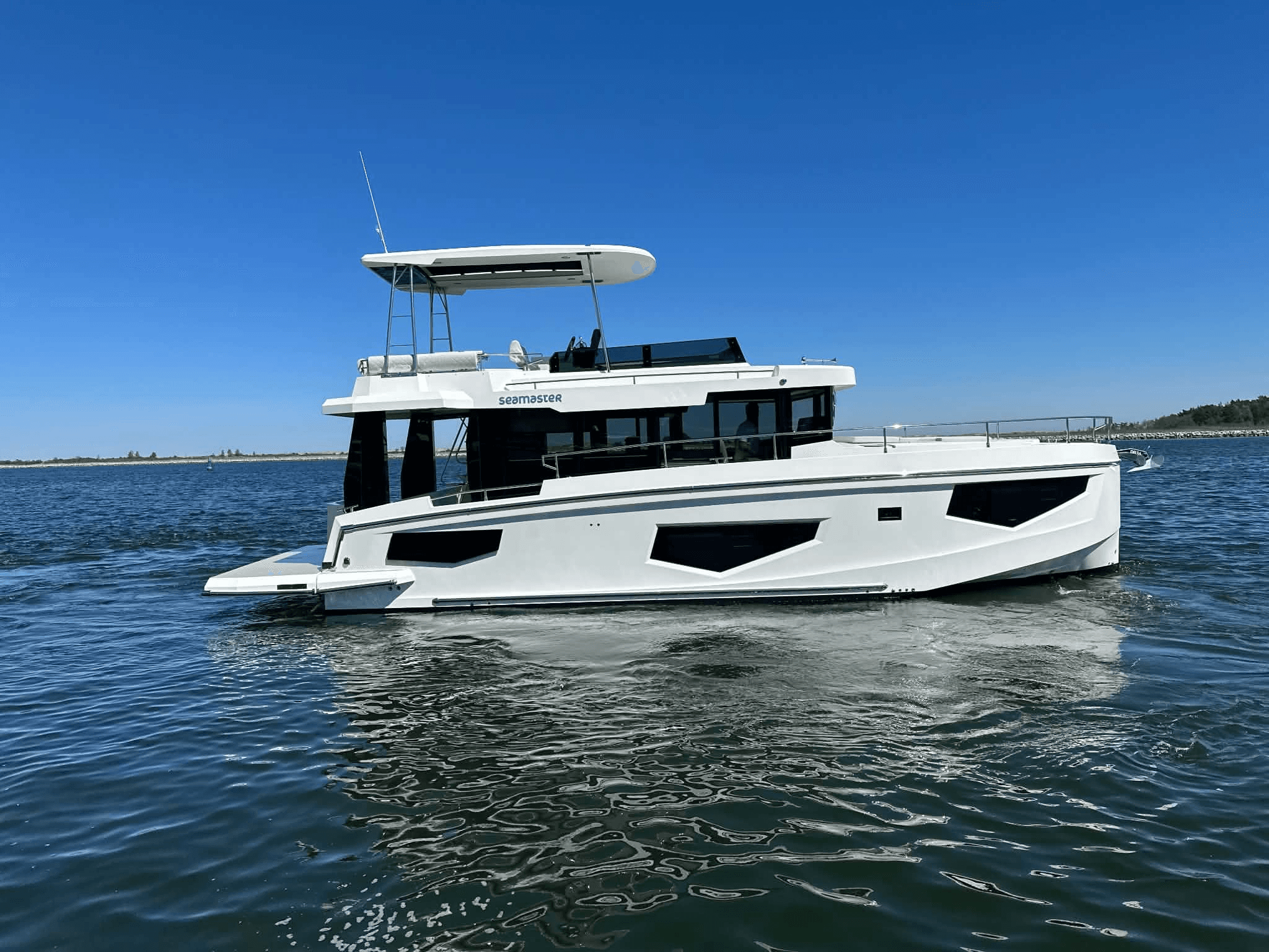Seamaster 45 side view on the water