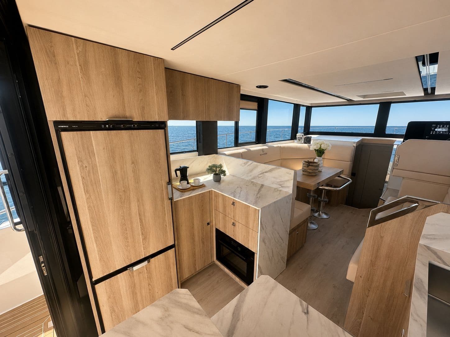 Seamaster 45 — Cuisine et poste de pilotage actuels